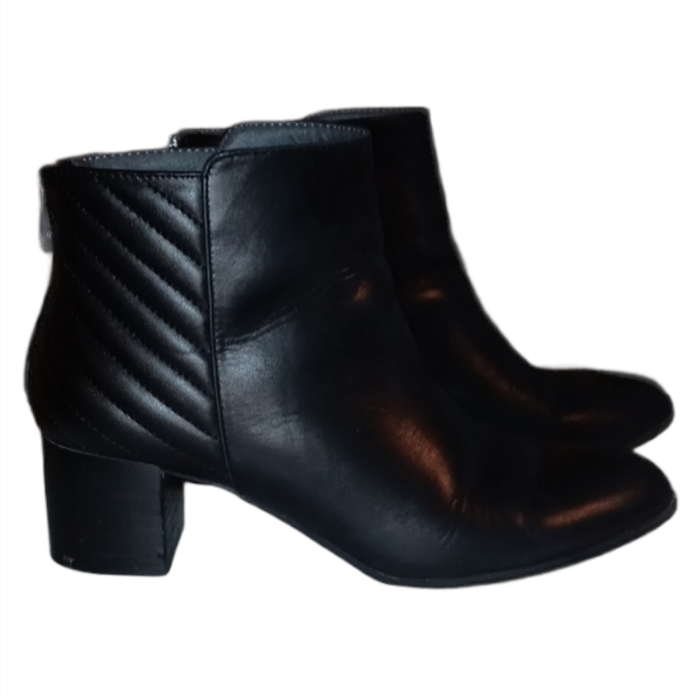 Adrienne vittadini ankle boot quilted size 8